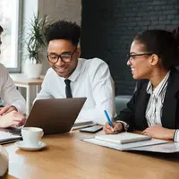 Jangan ssal ngobrol di kantor! Beberapa topik bisa terdengar biasa saja, tapi ternyata bisa menyinggung rekan kerja dan membuat kamu terlihat kurang profesional, lho! Yuk, kita cari tahu topik-topik sensitif yang sebaiknya kamu hindari. (Foto dok: Freepik/drobotdean).