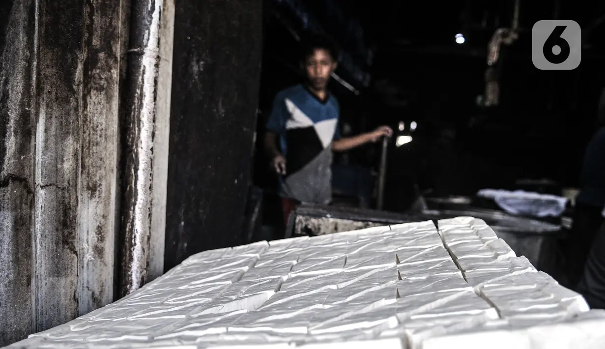 Pekerja menyelesaikan pembuatan tahu di industri rumahan kawasan Mampang, Jakarta, Minggu (30/8/2020). Menurunnya produksi disebabkan pelanggan, terutama pengusaha warung makan yang terpaksa tutup akibat diterapkannya PSBB sehingga berpengaruh pada omzet penjualan. (merdeka.com/Iqbal S. Nugroho)