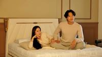 Penguntit Rain dan Kim Tae Hee juga sempat tertangkap basah oleh polisi ketika melakukan perbuatan mengganggu ini. (Tangkapan Layar YouTube/ 바디프랜드 )