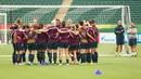 Kesebelasan Piala Dunia Wanita Inggris terlihat berkumpul saat sesi latihan di Stadium Commonwealth, Edmonton, Kanada, Selasa (30/6/2015). Inggris akan menghadapi Jepang di semifinal Piala Dunia Wanita 2015. (AFP Photo/Geoff Robins)