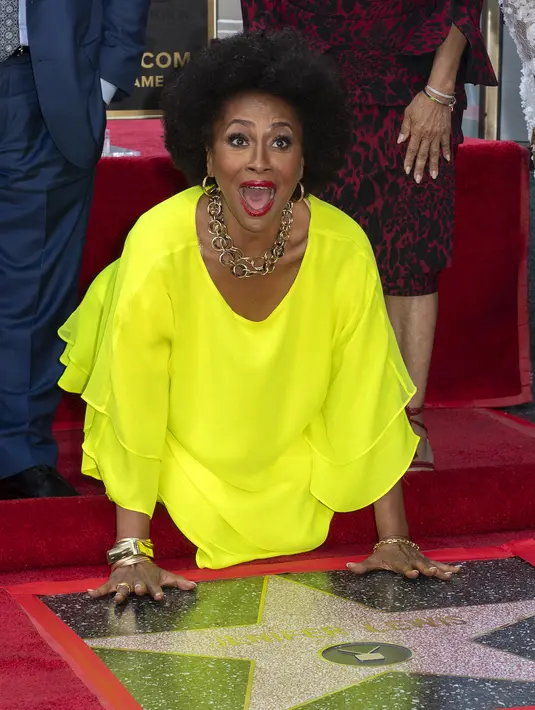 Aktris AS, Jenifer Lewis menghadiri upacara penghargaan bintang barunya di Hollywood Walk of Fame , di Los Angeles, Jumat, 15 Juli 2022. Plakat itu berada di sebelah mendiang legenda layar lebar Katharine Hepburn, yang tetap menjadi salah satu aktris favoritnya sepanjang masa. (VALERIE MACON / AFP)