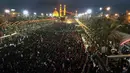 Ribuan jamaah Syiah berkumpul dekat tempat suci Imam Abbas dan Imam Hussein dalam memperingati hari Asyura di Baghdad, Irak, (10/10). Mereka memperingati kematian Imam Hussein, cucu Nabi Muhammad yang terbunuh di Karbala. (AP Photo/Hadi Mizban)