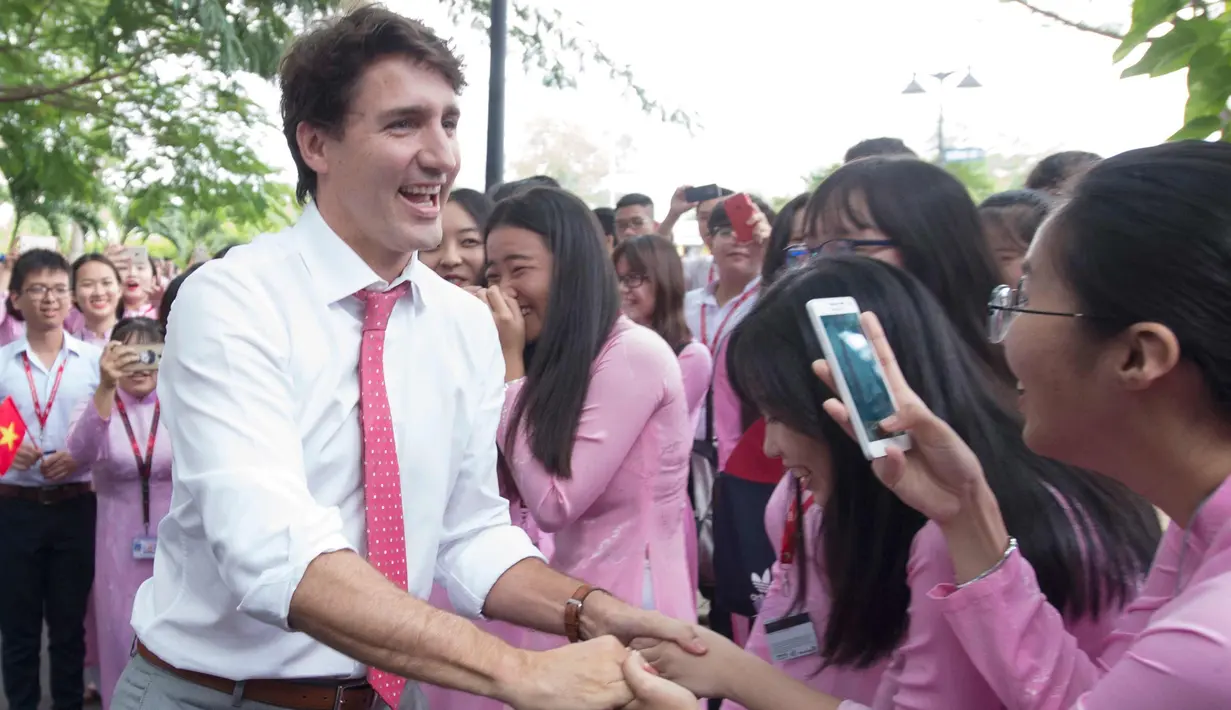 Perdana Menteri Kanada Justin Trudeau saat disambut oleh mahasiswi Universitas Ton Duc Thang di Ho Chi Minh, Vietnam, (9/11). (Adrian Wyld / Canadian Press via AP)
