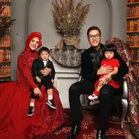 Nycta Gina dan Rizky Kinos berfoto keluarga (Instagram/missnyctagina)