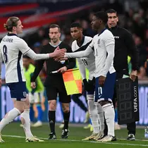 Pemain muda Timnas Inggris, Kobbie Mainoo, masuk lapangan untuk menjalani debutnya bersama The Three Lions ketika menghadapi Brasil di Wembley Stadium, Minggu (24/3/2024) dini hari WIB. (Glyn KIRK / AFP)