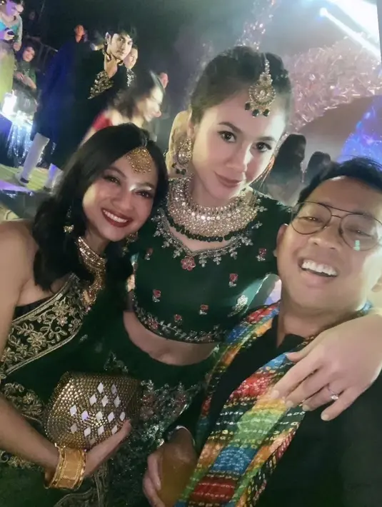 Dengan gaya makeup flawless, mengaplikasikan lipstik nude dan tanpa riasan mata berlebih. [@markonengjtown]