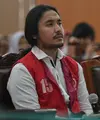 Penyanyi Marcello Tahitoe hadir dalam sidang putusan. Sidang kasus penyalahgunaaan narkoba berlangsung di Pengadilan Negeri Jakarta Selatan, Selasa (16/1/2018). (Adrian Putra/Bintang.com)