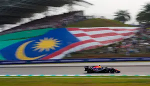 Hasil F1 GP Bahrain di Malaysia: Hujan dan Masalah Teknis Warnai Balapan, Verstappen Juara, Hamilton Naik Podium
