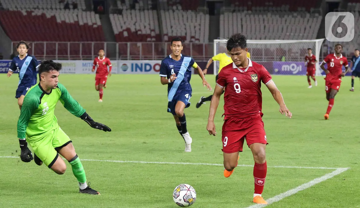 Pemain depan timnas Indonesia U-20, Hokky Caraka Bintang Brilliant (kanan) mencoba mengecoh penjaga penjaga gawang Guatemala U-20, Jorge Estuardo Moreno Alfaro pada turnamen mini International Friendly Match di Stadion Utama Gelora Bung Karno, Selasa (21/2/2023). Timnas Indonesia U-20 harus menelan pil pahit kekalahan 0-1 dari Guatemala U-20. (Liputan6.com/Herman Zakharia)