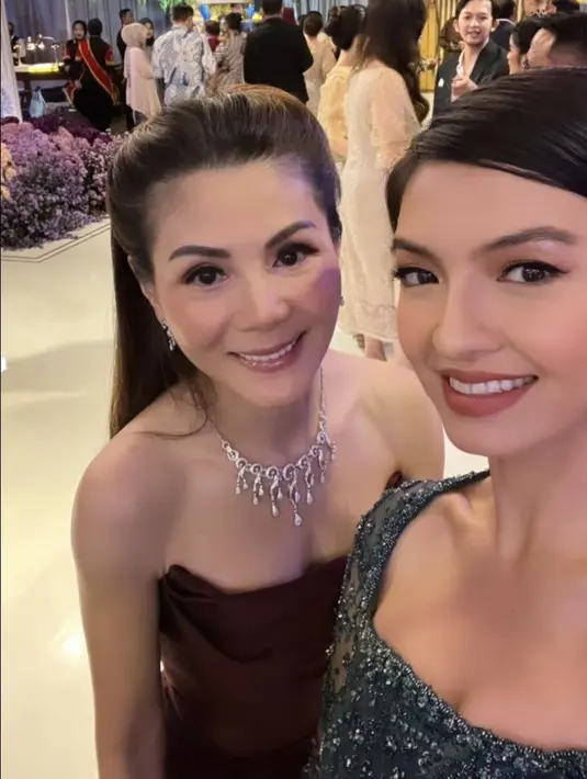 Untuk makeup, ia tampil flawless namun fresh dengan lipstik matte orangenya. Dengan gaya rambut sanggul minimalis.  (@ralineshah)