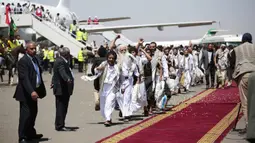 Tahanan Yaman meneriakkan slogan selama kedatangan mereka setelah dibebaskan oleh koalisi pimpinan Arab Saudi di bandara di Sanaa, Yaman, Jumat (16/10/2020). Pihak yang bertikai di Yaman menyelesaikan pertukaran tahanan besar yang ditengahi PBB pada hari Jumat. (AP Photo/Hani Mohammed)