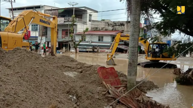 Alat Berat Dikerahkan Guna Percepat Penanganan Banjir Bandang di Sulsel.