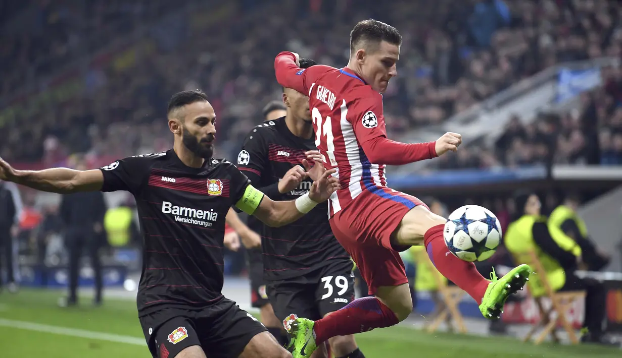 Pemain Atletico, Kevin Gameiro (kanan) mencetak satu gol untuk timnya lewat titik putih pada babak 16 besar leg pertama Liga Champions di BayArena, Leverkusen, (21/2/2017).  (Marius Becker/dpa via AP)