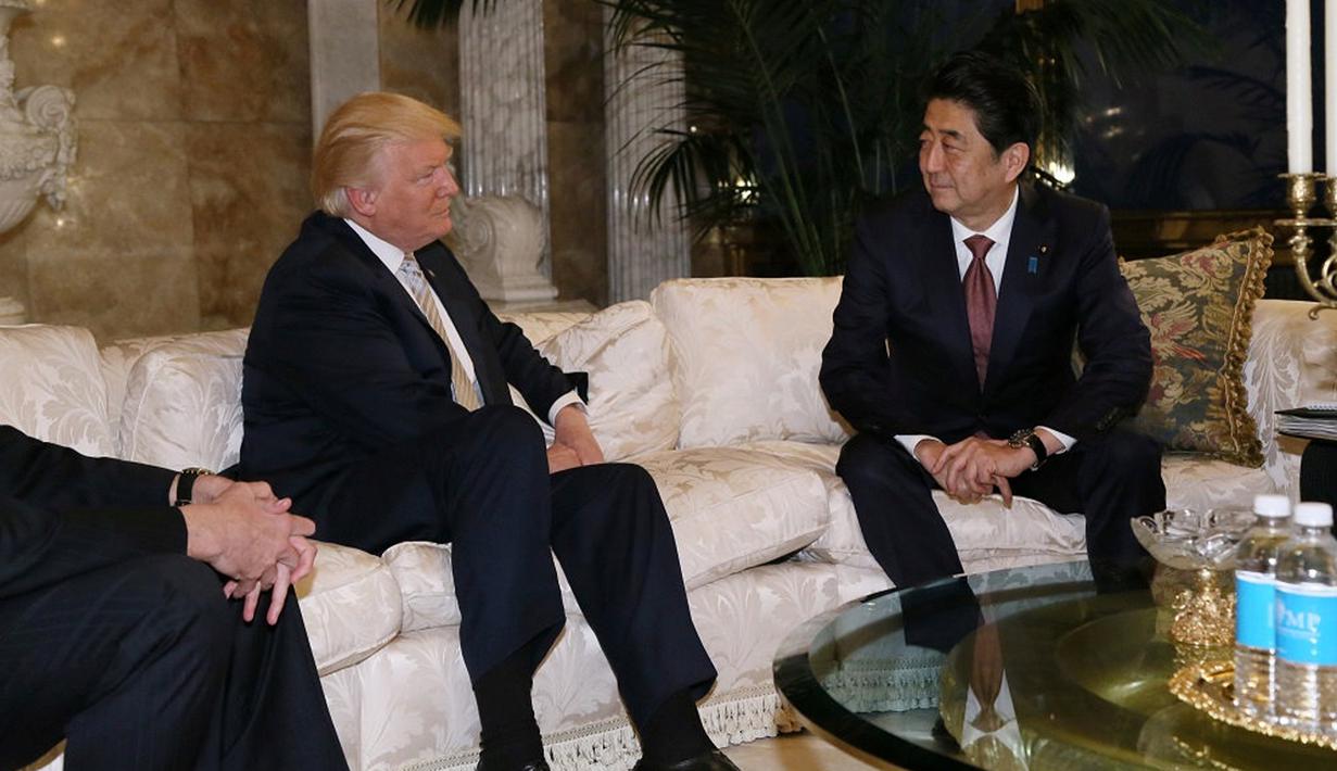 PM Jepang Shinzo Abe berbincang dengan Presiden AS terpilih Donald Trump di Trump Tower di Manhattan, New York, AS (17/18). Shinzo Abe Menjadi pemimpin asing pertama yang bertemu dengan Donald Trump. (Cabinet Public Relations Office/HANDOUT via Reuters)