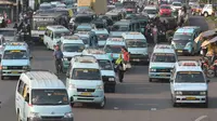 Penghapusan angkot bertujuan untuk mengurangi volume kendaraan di jalan raya, Jakarta (28/8/2014) (Liputan6.com/Johan Tallo)