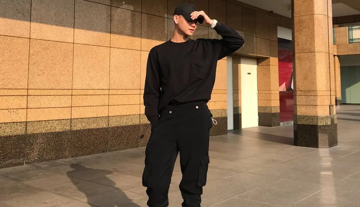 Meski Adam jarang terlihat memakai celana model oversized, tapi ia juga menyukai tampilan cargo. Tapi belakangan ia senang pakai jeans gombrong juga. Terinspirasi siapa? (Instagram @adamrxsydi)