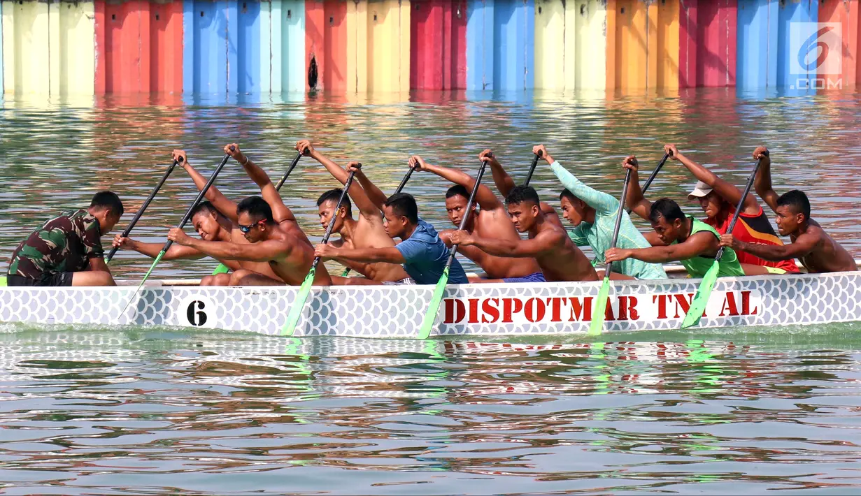 Sejumlah anggota TNI AL berlatih dayung di Danau Sunter, Jakarta, Senin (16/7). Pekan Olahraga TNI AL (Poral) 2018 dilaksanakan pada 13-21 Juli 2018. (Liputan6.com/Arya Manggala)