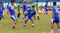 Victor Igbonefo saat berlatih bersama Persib Bandung. (Bola.com/Erwin Snaz)