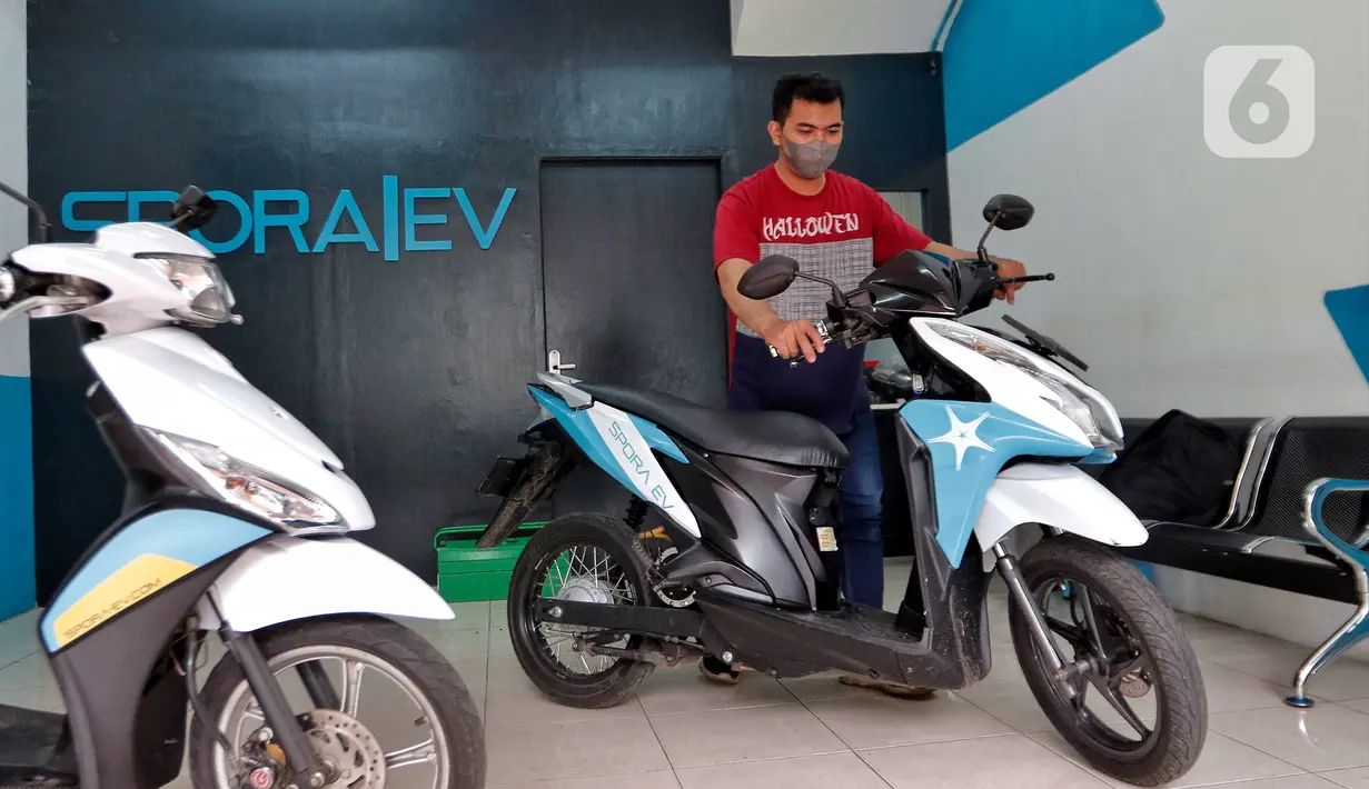 Mekanik melakukan pengecekan akhir komponen listrik sebuah sepeda motor konvensional atau motor berbahan bakar bensin menjadi motor listrik di SporaEV Bintaro, Tangerang Selatan, Banten, Kamis (9/3/2023). Selain memberikan subsidi sebesar Rp 7 juta untuk pembelian sepeda motor listrik baru, pemerintah juga memberikan subsidi sama bagi masyarakat yang mengonversi sepeda motor konvensionalnya menjadi motor listrik. (Liputan6.com/Angga Yuniar)