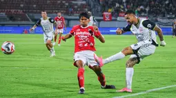 Gol tunggal Persija dicetak oleh Gustavo Almeida melalui sundulan memanfaatkan umpan dari Emaxwell Souza. (Bola.com/Alit Binawan)