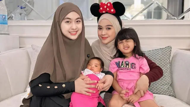 7 Potret Ria Ricis dan Moana Jenguk Baby Yasmin Anak Shindy Putri, Penuh Kehangatan (credit: instagram.com/riaricis1795).