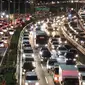 Penampakan kemacetan kendaraan di Tol Dalam Kota dan Jalan Gatot Soebroto di Jakarta, Kamis (15/2). Jelang libur Imlek, kemacetan tetap terjadi di sejumlah ruas jalan protokol Ibu Kota. (Liputan6.com/Immanuel Antonius)