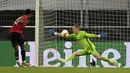 Penjaga gawang Copenhagen Karl-Johan Johnsson (kanan) melakukan penyelamatan atas tendangan pemain Manchester United Marcus Rashford pada perempat final Liga Europa di Cologne, Jerman, Senin (10/8/2020). Manchester United menang 1-0. (Sascha Steinbach/Pool via AP)