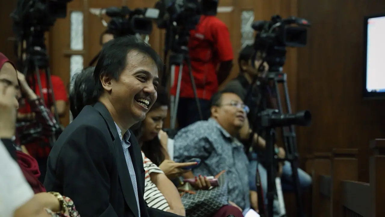[Bintang] Heboh Aksi Roy Suryo Tunjuk Hakim di Sidang Jessica Wongso