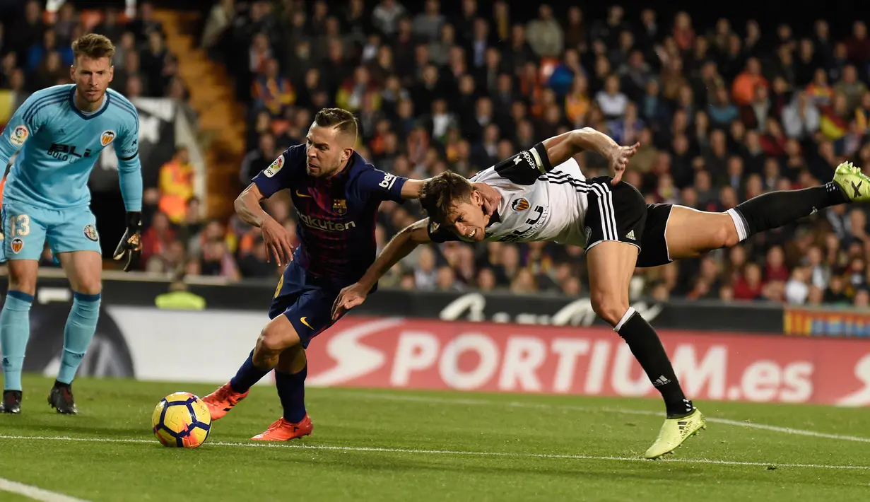 Pemain Barcelona, Jordi Alba berebut bola dengan pemain Valencia, Gabriel pada lanjutan La Liga Primera Division di Stadion Mestalla, Minggu (26/11). Valencia memaksa Barcelona meraih hasil imbang 1-1.  (AFP PHOTO / JOSE JORDAN)