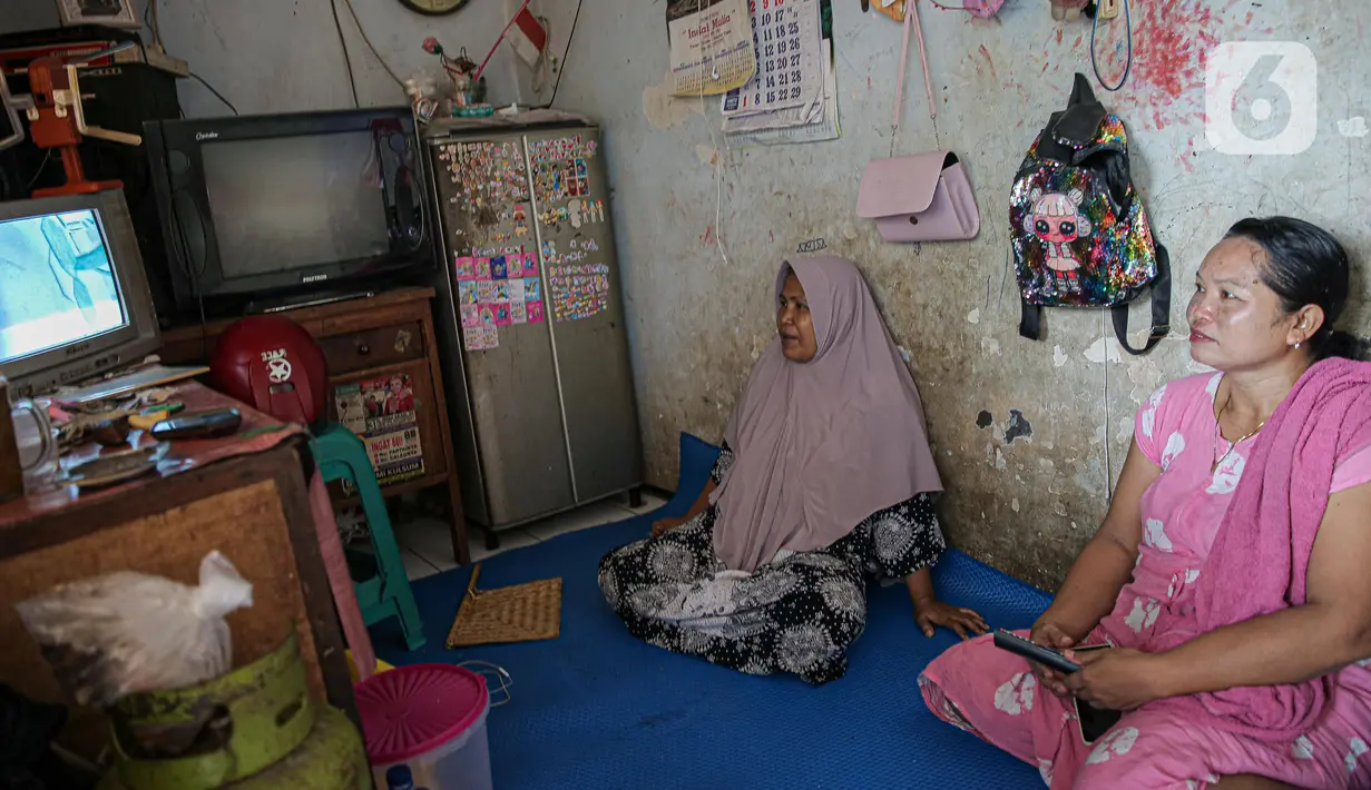 Warga mmenonton siaran televisi di Jakarta, Rabu (2/11/2022). Kementerian Komunikasi dan Informatika (Kemenkominfo) akan mematikan siaran TV analog di Jabodetabek pada 2 November 2022 Pukul 24:00 WIB, dan selanjutnya siaran TV akan beralih ke sistem siaran TV digital. (Liputan6.com/Faizal Fanani)