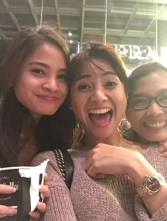 Senyum manisnya adalah riasan terbaik untuk menampilkan kecantikan alami di dirinya. (Foto: Instagram Acha Septriasa).
