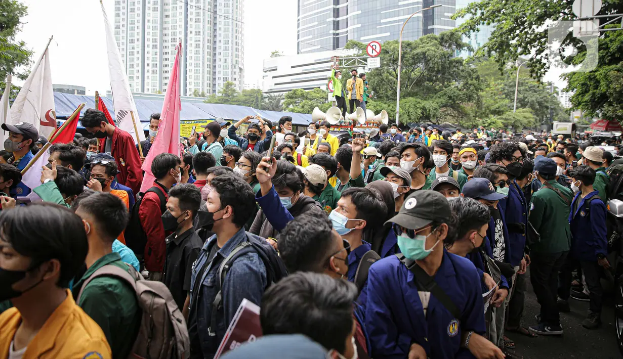 Mahasiswa yang tergabung dalam Aliansi BEM Seluruh Indonesia (BEM SI) menggelar aksi di sekitar Gedung Merah Putih KPK, Jakarta, Senin (27/9/2021). Aksi yang diikuti ratusan mahasiswa tersebut menuntut pembatalan pemecatan 57 pegawai KPK pada 30 September mendatang. (Liputan6.com/Faizal Fanani)