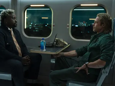 Gambar yang dirilis oleh Sony Pictures ini menunjukkan Brian Tyree Henry (kiri) dan Brad Pitt dalam sebuah adegan film Bullet Train. Bullet Train mulai tayang di bioskop pada Rabu, 3 Agustus 2022. (Scott Garfield/Sony Pictures via AP)