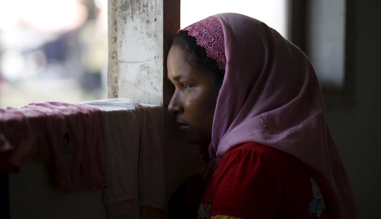 Seorang wanita etnis Rohingya terlihat sedih di tempat penampungan, Kuala Langsa, Aceh (25/5/2015). Berdasarkan data pemerintah, pengungsi Rohingya dan Bangladesh yang berada di Aceh jumlahnya 1.759 orang. (Reuters/Nyimas Laula)