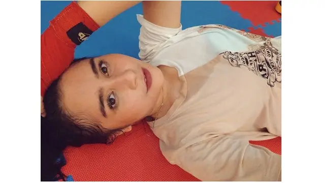 Saat berolahraga, Prilly menampilkan wajahnya yang sangat natural.