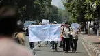 Massa yang tergabung dalam Front Perjuangan Rakyat (FPR)-Indonesia menggelar aksi di Taman Aspirasi, depan Istana Merdeka, Jakarta, Selasa (20/8/2019). Massa mengutuk dan mengecam keras tindasan fasis dan rasis yang dilakukan oleh aparat negara terhadap rakyat Papua. (Liputan6.com/Faizal Fanan)