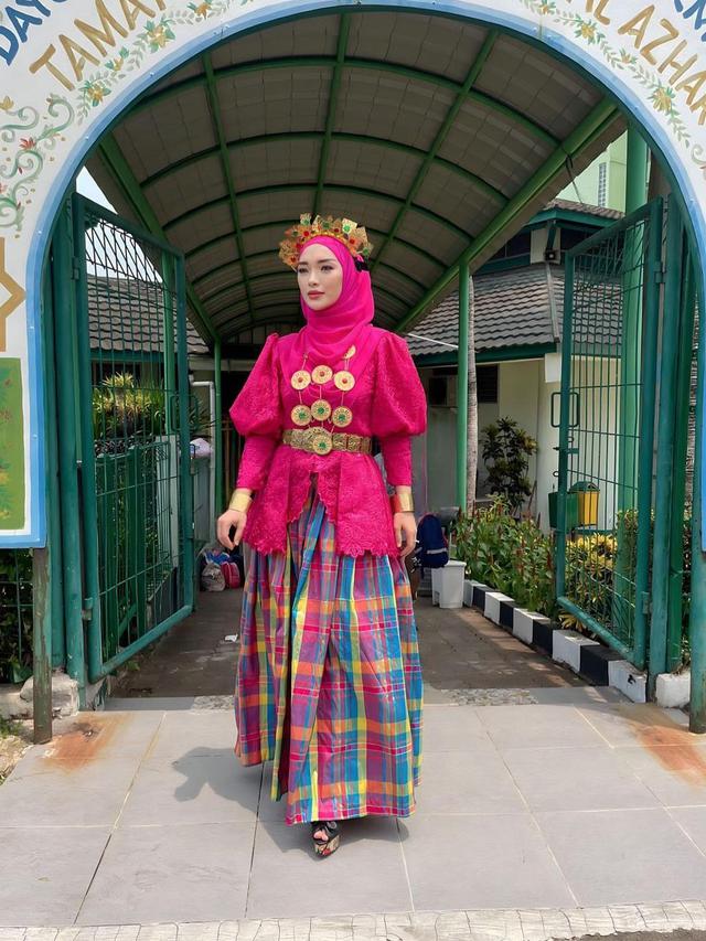 Zaskia Gotik Resmi Berhijab