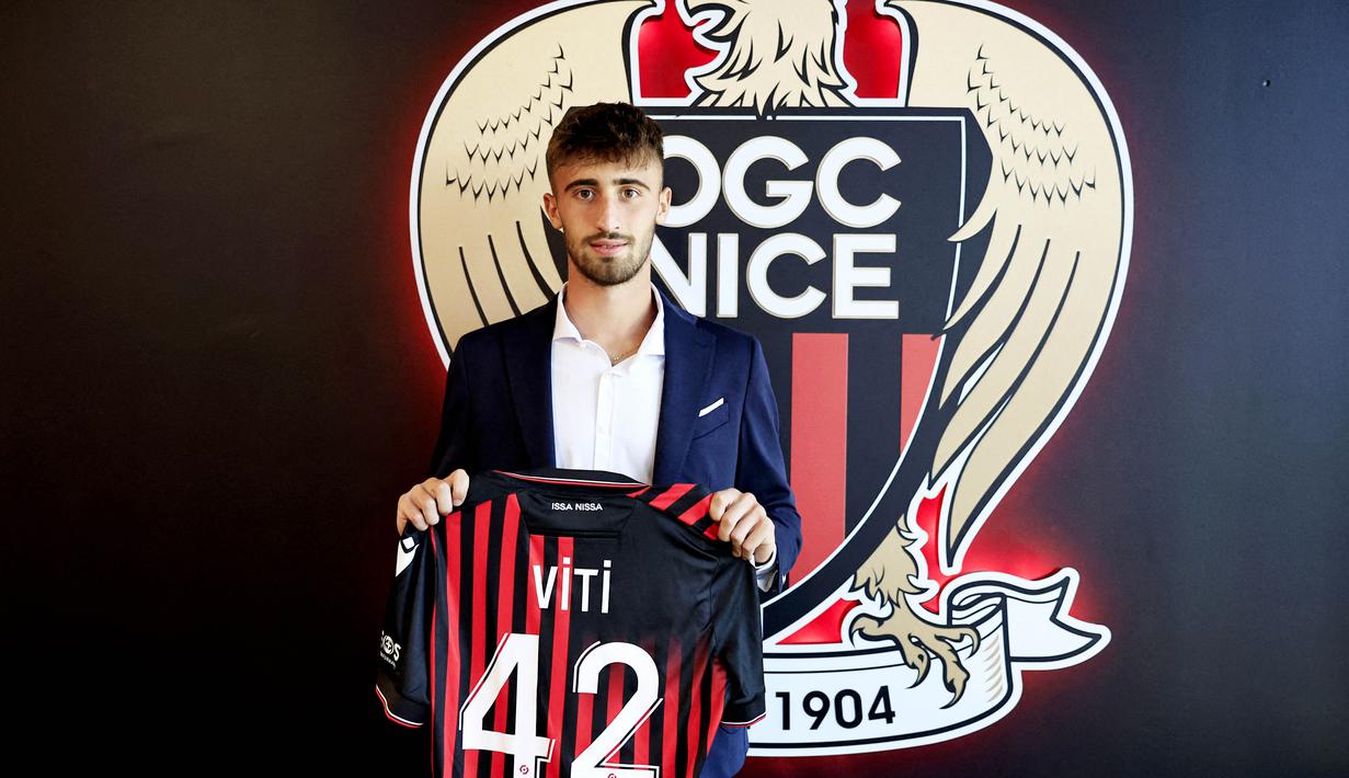 Bek tengah dengan tinggi 190 sentimeter resmi menjadi milik OGC Nice, pada 3 Agustus 2022. Klub asal Prancis itu menebus Mattia Viti dari Empoli dengan biaya 13 juta euro atau sekitar Rp197 miliar. (AFP/Valery Hache)