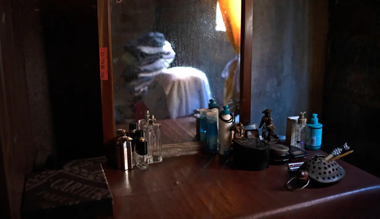 Barang-barang di kamar tidur mendiang jurnalis foto Franklin Rivera, 52, yang meninggal karena COVID-19, di Ciudad Delgado, El Salvador, 13 Juli 2020. Hingga 25 September 2020, kematian global akibat COVID-19 hampir mencapai satu juta, sepertiganya terjadi di Amerika Latin. (Yuri CORTEZ/AFP)
