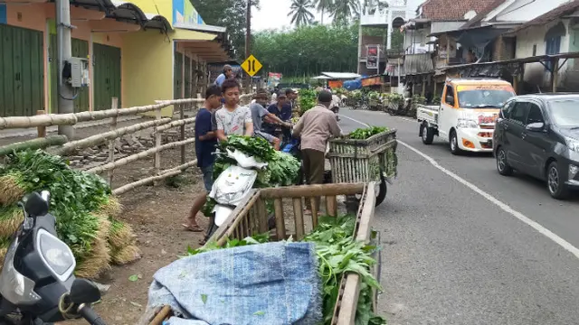 Di Balik Aksi Pedagang Sayur Bagi - bagi dan Buang Dagangan di Malang