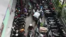 Jejeran motor yang berada di parkiran Blok G Tanah Abang, Jakarta, Jumat (27/4). Para pedagang menolak usul pemindahan buat pemugaran Blok G, karena beralasan pengunjung sepi jika mereka ditempatkan di Blok F. (Liputan6.com/Arya Manggala)