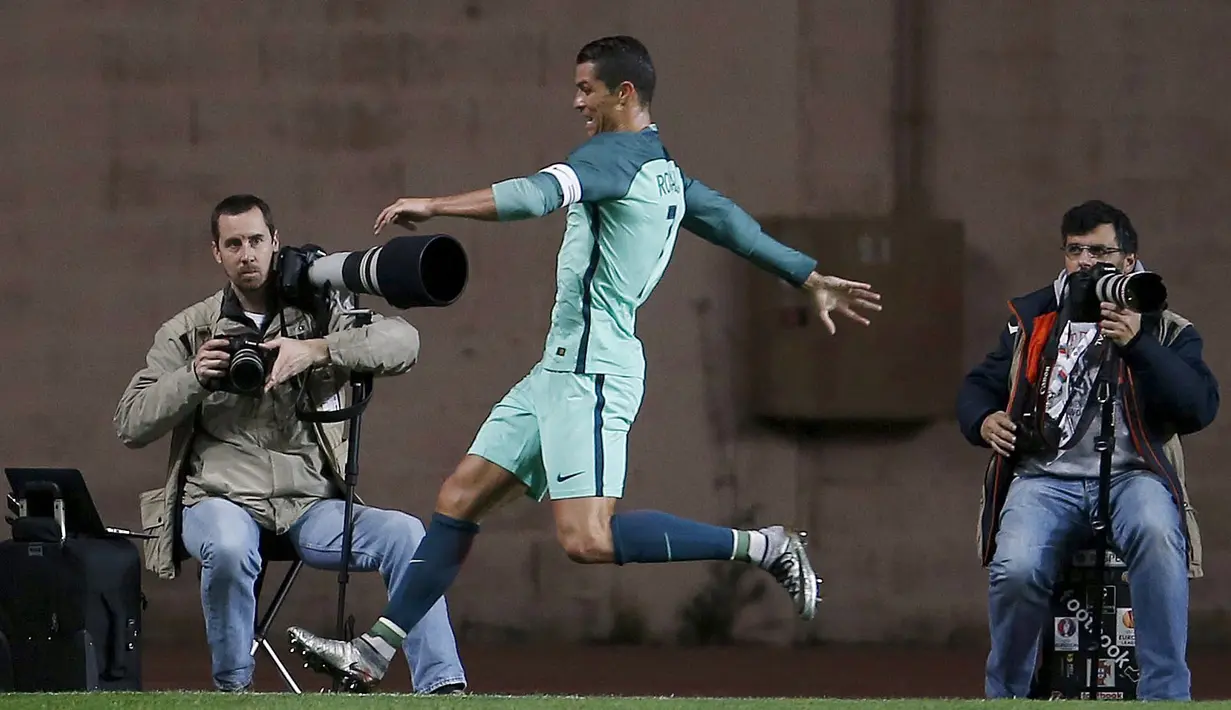 Pemain  Portugal, Cristiano Ronaldo merayakan golnya ke gawang Belgia pada laga persahabatan di Stadion Magalhaes Pessoa, Leiria, Portugal, Rabu (30/3/2016) dini hari WIB. (REUTERS/Rafael Marchante)