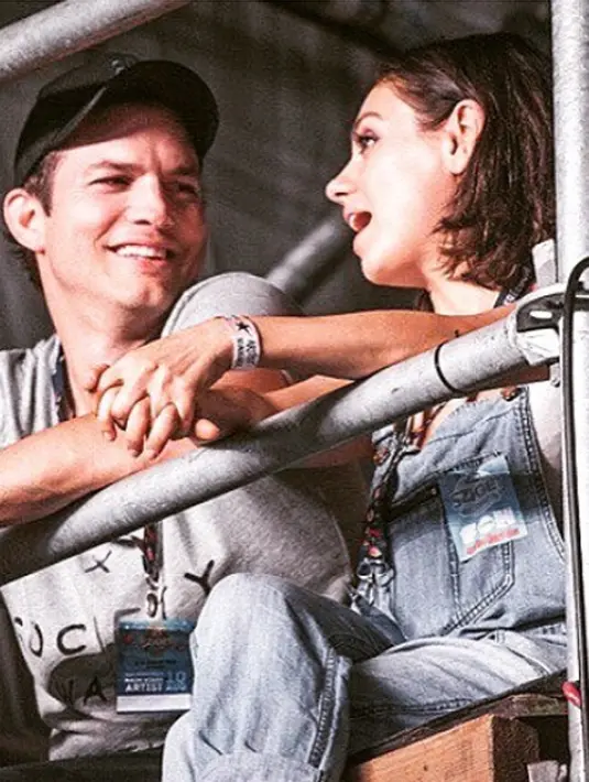 Hingga kini, wajah Wyatt dan Dimitri tidak pernah terlihat di publik, terlebih di media sosial. Orang tua mereka,Mila dan Ashton ternyata punya alasan tersendiri mengapa wajah anak mereka tak terlihat di publik. (Instagram/aplusk)