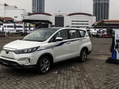 Mobil Toyota Kijang Innova EV Concept dihadirkan di area Indonesia International Motor Show (IIMS) 2022 di JIExpo Kemayoran, Jakarta, Kamis (31/3/2022). Kijang Innova berbasis Battery Electric Vehicle (BEV) ini jadi kendaraan full electric pertama Toyota berbasis MPV. (Liputan6.com/Johan Oktavianus)