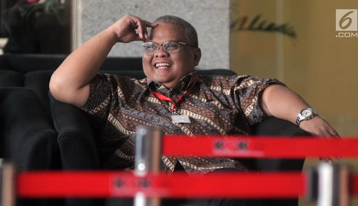Direktur Dana Perimbangan Kemenkeu Putut Hari Satyaka saat tiba di Gedung KPK, Jakarta, Jumat (1/3). Putut diperiksa sebagai saksi dalam kasus dugaan suap pengurusan anggaran dana alokasi khusus (DAK) Kebumen. (Merdeka.com/Dwi Narwoko)