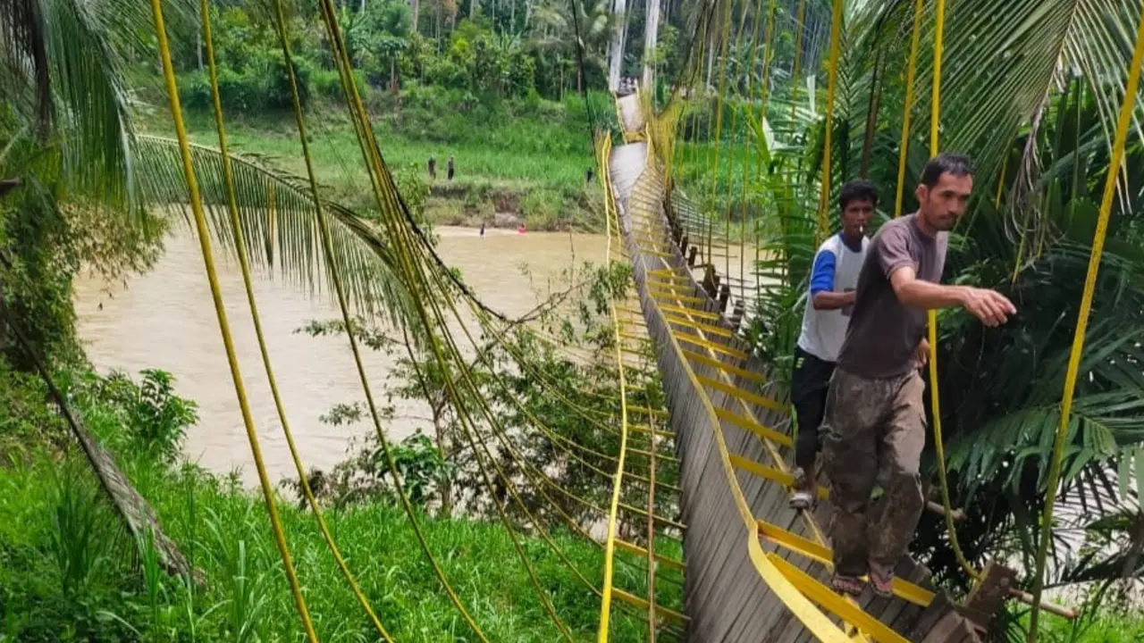 Jembatan gantung yang roboh ketika warga dan polisi mencari orang yang diduga dibunuh (Liputan6.com/Ist)