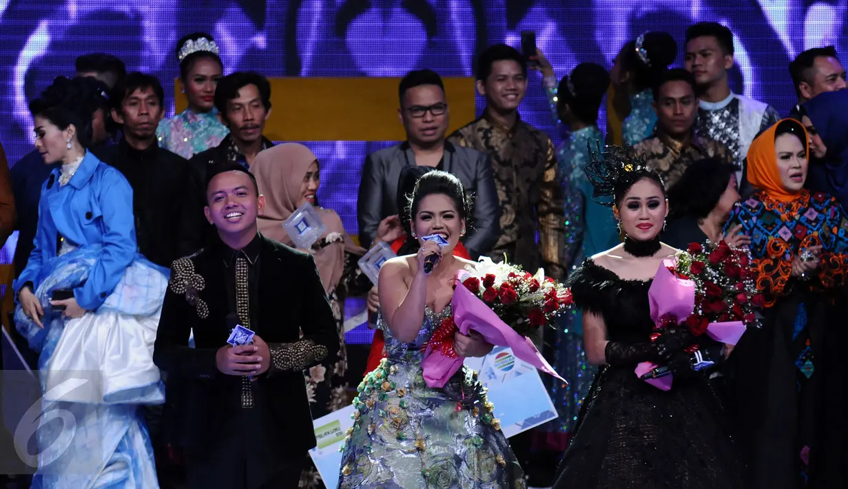 Weni (tengah) menyanyikan lagu kemenangan usai dinobatkan menjadi juara D'Academy Asia 2 di Studio 5 Indosiar, Jakarta, Kamis (29/12). Weni berhasil unggul atas dua finalis lainnya, Rani dan Irsya ditempat ketiga. (Liputan6.com/Helmi Fithriansyah)