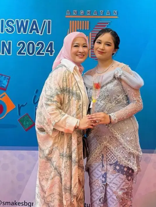 Saat menghadiri wisuda putrinya hasil pernikahannya pertamanya dengan Pasha Ungu, Okie tampil mengenakan gaya formal bernuansa pastel dengan motif batik. [@okieagustina_]