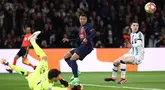 Pemain PSG Kylian Mbappe (tengah) mencoba melepaskan tembakan meski diblok kiper Real Sociedad Alex Remiro pada laga pertama babak 16 besar Liga Champions 2023/2024 di Parc des Princes, Paris, Prancis, Kamis (15/02/2024 ) WIB .  (AFP/Frank Fife)