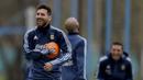 Pemain Argentina, Lionel Messi tersenyum saat mengikuti sesi latihan jelang melawan Venezuela pada kualifikasi Piala Dunia 2018 di Buenos Aires, Argentina, (3/9/2017). (AP/Natacha Pisarenko)